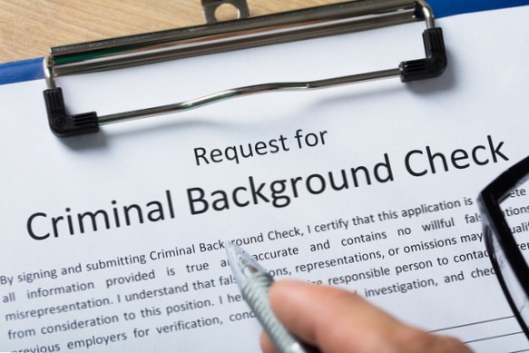 As acusações canceladas aparecem em um registro criminal?