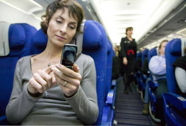 Forlater det at mobile enheter er slått på under en flytur, er det virkelig farlig?