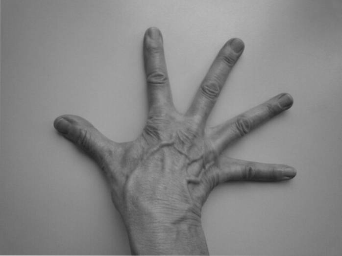 8 Möglichkeiten, um Gelenk- und Nackengelenksschmerzen durch langen Telefongebrauch vorzubeugen