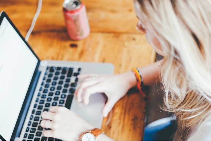 Nogle onlinehjælpsagenter ser dig indtaste chat