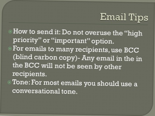 tonul majorității e-mailurilor este