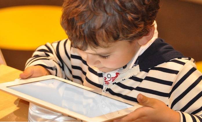 L'Organizzazione Mondiale della Sanità raccomanda di limitare fortemente il tempo trascorso davanti allo schermo dei bambini piccoli